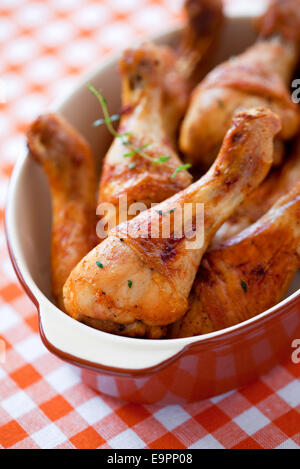 Gebackene Hähnchenschenkel; selektiven Fokus Stockfoto