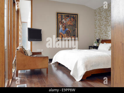Braune Ledersessel und Wand montiert TV im Garden House, entworfen von Studio Bednskari, South Kensington, London, UK. Stockfoto