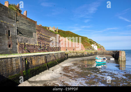 Porthgain Hafen, Pembrokeshire mit Resten von Industriegebäuden mit rotem Backstein Trichter. Stockfoto