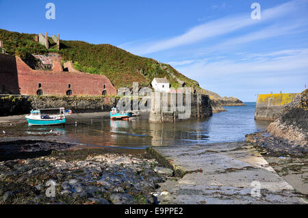 Porthgain Hafen, Hafenmauer und Boote, Pembrokeshire Coast an einem Sonnentag im September. Stockfoto