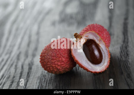 Reife Lychee Früchte, auf alten Eichentisch Stockfoto