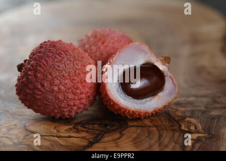 Reife Lychee Früchte auf Oliven Holz Tisch Stockfoto