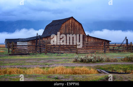 Moulton Scheune mit Hintergrund Nebel, Mormone Zeile, Grand Teton, Wyoming Stockfoto