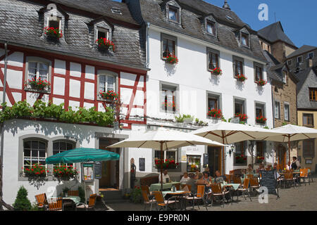 Menschen genießen die Sonne in Straßencafés mittelalterlichen Stadt Beilstein Moseltal Deutschland Stockfoto