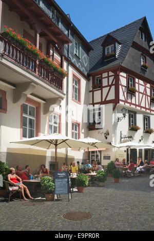 Menschen genießen die Sonne in Straßencafés mittelalterlichen Stadt Beilstein Moseltal Deutschland Stockfoto
