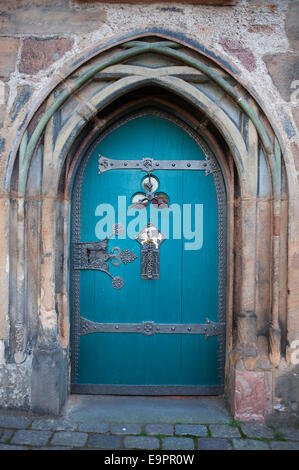 Alte Tür mit Armaturen, Rathaus, Marburg, Hessen, Deutschland, Europa, Stockfoto