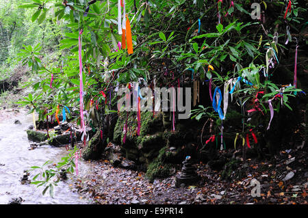 Eine Weihgabe Baum bei St Nectans Glen Tintagel Cornwall England UK GB Stockfoto