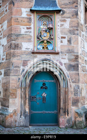 Relief Bild von St. Elizabeth, Elisabeth von Ungarn, 1207-1231, Renaissance-Turm des historischen Rathauses, Marburg, Deutschland Stockfoto