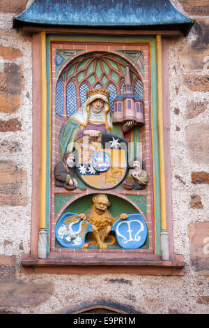 Relief Bild von St. Elizabeth, Elisabeth von Ungarn, 1207-1231, Renaissance-Turm des historischen Rathauses, Marburg, Deutschland Stockfoto