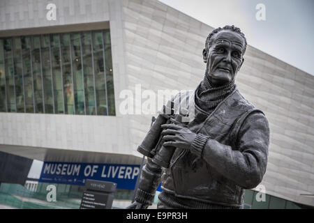 Statue von Captain Frederic John Walker am Molenkopf in Liverpool mit Museum of Liverpool im Hintergrund Stockfoto