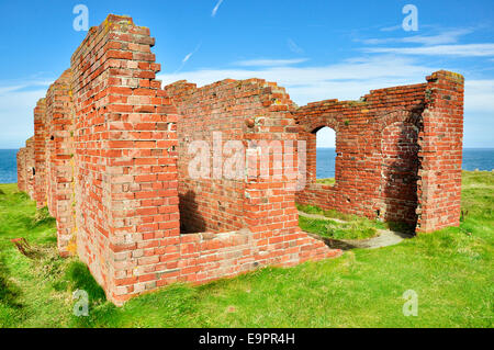 Rote Backsteinbauten. Ruinen aus der industriellen Tätigkeit am Porthgain in Pembrokeshire. Stockfoto