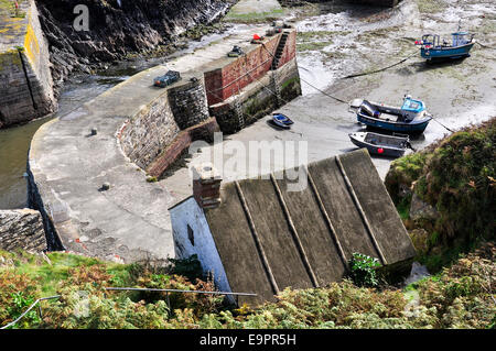 Schauen unten am Hafen von Porthgain über eine Dachterrasse, die Boote im Schutz der Hafenmauer. Pembrokeshire, Westwales. Stockfoto