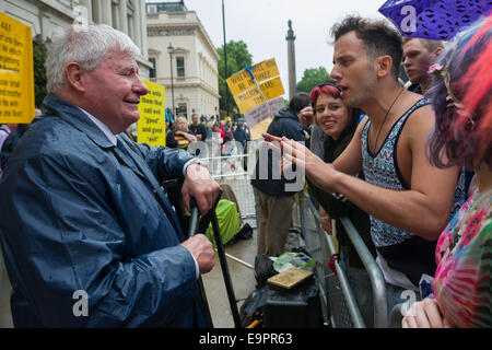 Demonstranten auf der Pride in London Parade 2014 Streit mit einer Gruppe von christlichen Anti-Homosexuell Demonstranten auf Waterloo Place, London, England Stockfoto