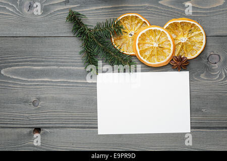 Fichte Zweig mit getrockneten Orangenscheiben und Grußkarte, Weihnachten Hintergrund Stockfoto