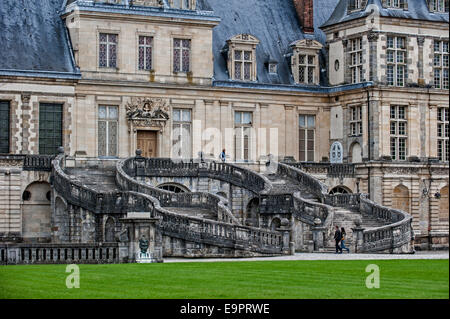 Hufeisen-Treppe des Palastes von Fontainebleau / Château royal de Fontainebleau bei Paris, Île-de-France, Frankreich Stockfoto