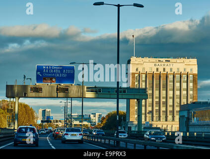 Die historische Barratt Gebäude in Brentford, gebadet in warmen Sonnenschein am frühen Abend, von der Autobahn M4 in der Nähe von Chiswick, London verlassen. England, UK. Stockfoto