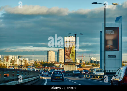 Verkehr, Gebäude und König der Löwen Plakat, in warmen Sonnenschein am frühen Abend, von der Autobahn M4 in der Nähe von Chiswick, London, England, UK. Stockfoto