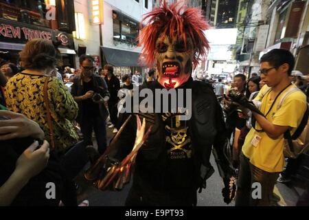 Hong Kong, China. 31. Oktober 2014. Menschen verkleidet und feiern Halloween in Central, Hongkong am 31. Oktober 2014. Bildnachweis: Curtis Y. F. Cheung/ZUMA Wire/ZUMAPRESS.com/Alamy Live-Nachrichten Stockfoto