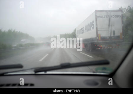 Übergeben einen LKW während der Fahrt bei starkem Regen auf der Autobahn A9 südlich von München. Stockfoto