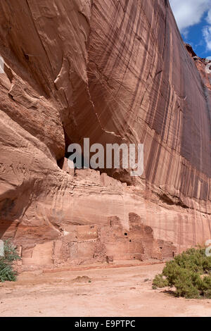 Weißes Haus Ruinen am Canyon De Chelly National Monument im Navajo Reservat in Arizona. Das weiße Haus, benannt nach der w Stockfoto