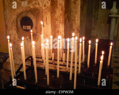 Kerzen - Opferkerzen Brennen in der Barocken Kirche Notre-Dame de l' Assomption in Dem Mittelaterlichen Eze Village eine der Franzoesichen Cote D' Azur. Erbaute Wurde die Barockkirche in der Zweiten Haelfte des 18. Jahrhunderts von Dem Italienischen Architekten Antonio Spinelli Stockfoto