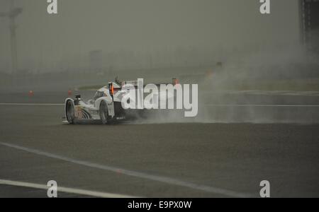 Shanghai, China. 31. Oktober 2014.  Porsche-Team (DEU). Porsche 919 Hybrid. TIMO BERNHARD (DEU) und MARK WEBBER (AUS) - 2014 FIA World Endurance Championship, freies Training 2 am Shanghai International Circuit. Bildnachweis: Marcio Machado/ZUMA Draht/Alamy Live-Nachrichten Stockfoto