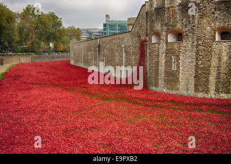 Nordseite des Tower of London mit dem Mohn Installation "Blut Mehrfrequenzdarstellung Länder und Meere of Red" Stockfoto