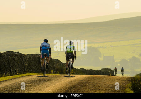 Radfahrer auf Mauren über Wyresdale während sportlichen Event in den Wald von Bowland Lancashire Stockfoto