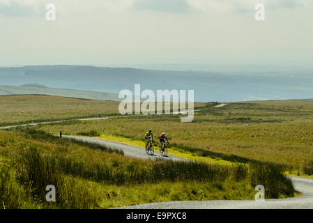 Radfahrer auf der Steigung von Bowland Knotts während eines sportlichen Ereignisses im Wald von Bowland Lancashire Stockfoto