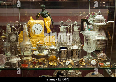 Kunsthandwerk-Museum Francois Duesberg, Vitrine, Mons, Hennegau, Wallonien, Belgien, Europa | Museum der dekorativen Künste Francois Due Stockfoto