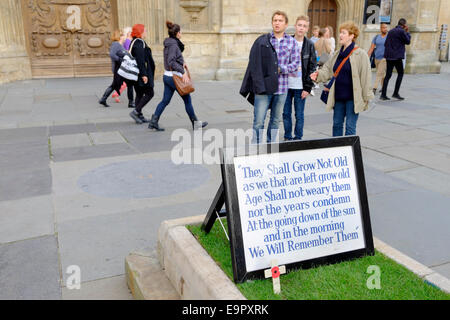 Bath, Großbritannien. 31. Oktober 2014. Elf Tage bis zum Tag des Gedenkens wurden die ersten Kreuze mit Erinnerung Mohnblumen in dem Bereich des Gedenkens vor Bath Abbey aufgestellt. Bildnachweis: Lynchpics/Alamy Live-Nachrichten Stockfoto