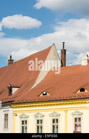 Klassische mittelalterliche Häuser gegen blauen Himmel Stockfoto