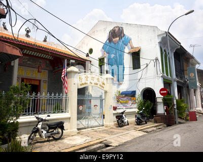 Kleine Mädchen in Blau street art Wandbild in Georgetown, Penang, Malaysia. Stockfoto