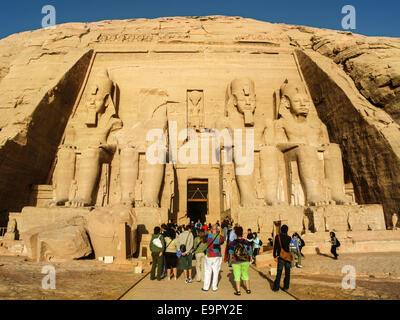 Touristen am großen Tempel von Abu Simbel in Nubien, Süden von Ägypten. Stockfoto