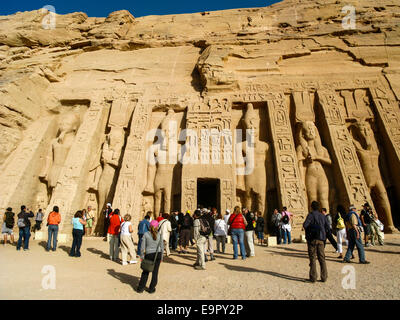 Touristen auf den Tempel der Hathor / Nefertari bei Abu Simbel, Nubia, Süden von Ägypten. Stockfoto