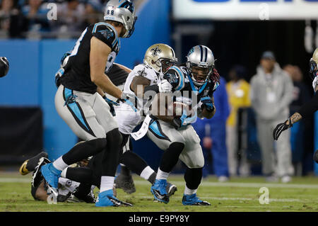 Charlotte, NC, USA. 30. Oktober 2014. Carolina Panthers Runningback DeAngelo Williams #34 findet ein Loch in der defensive Line in einem NFL-Spiel gegen die New Orleans Saints bei Bank of America Stadium am 30. Oktober 2014 in Charlotte, North Carolina. Die Heiligen besiegt die Panthers 28-10. Margaret Bowles/CSM/Alamy Live-Nachrichten Stockfoto