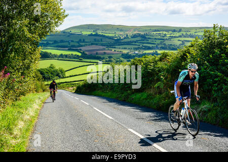 Radfahrer, einen Hügel auf der B4594 Powys Wales Klettern Stockfoto