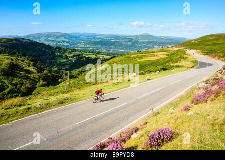 Weibliche Radfahrer absteigend die Hügel, bekannt als The Tumbler auf Blorenge in der Nähe von Abergavenny in den Brecon Beacons National Park Wales Stockfoto