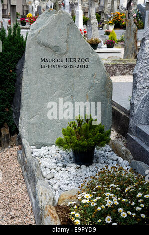 Grab des französischen Bergsteiger Maurice Herzog (1919-2012) auf dem Friedhof von Chamonix in der Region Rhône-Alpes / Haute-Savoie, Frankreich. Stockfoto