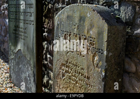 Abgenutzte und verwitterte jüdische Grabsteine auf was die erste jüdische Burial Ground in Schottland war, eröffnet im Jahre 1816. Stockfoto