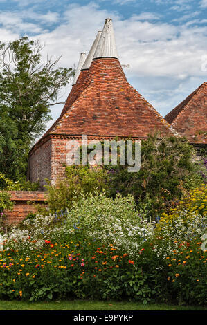 Great Dixter, East Sussex - Garten geschaffen und berühmt geworden durch Christopher Lloyd. Oast House aus dem Solar Garten Stockfoto