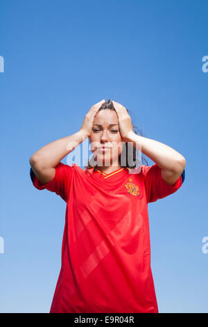 Frau mit roten spanischen Fußball Team Shirt Verlierer Gesicht Stockfoto