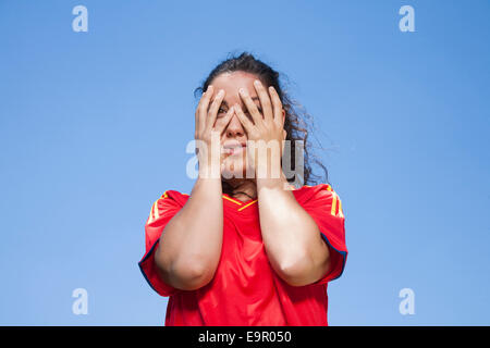 Frau mit roten spanischen Fußballtrikot Angst Gesicht Stockfoto