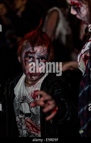 Bristol, UK. 31. Oktober 2014. Bristol Zombie Walk 2014. Jugendlicher Zombie Credit: Rob Hawkins/Alamy Live News Stockfoto