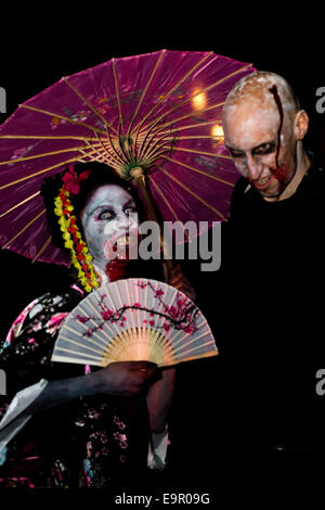 Bristol, UK. 31. Oktober 2014. Bristol Zombie Walk 2014. Geisha Zombie Credit: Rob Hawkins/Alamy Live News Stockfoto