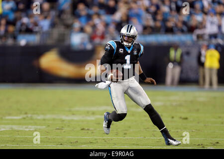 30. Oktober 2014 Charlotte, NC. Carolina Panthers quarterback Cam Newton #1 kriecht in einem NFL-Spiel gegen die New Orleans Saints bei Bank of America Stadium am 30. Oktober 2014 in Charlotte, North Carolina. Die Heiligen besiegt die Panthers 28-10. Margaret Bowles/CSM Stockfoto