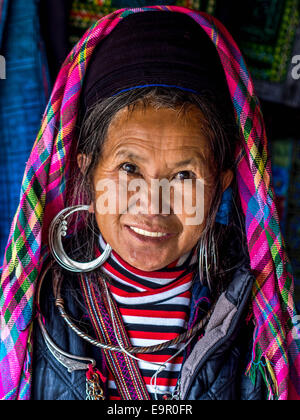 Porträt von Black Hmong Frau trägt traditionelle Kopfbedeckung und Schmuck im Shop in Ban Ho Dorf, in der Nähe von Sapa, Nord-Vietnam. Stockfoto