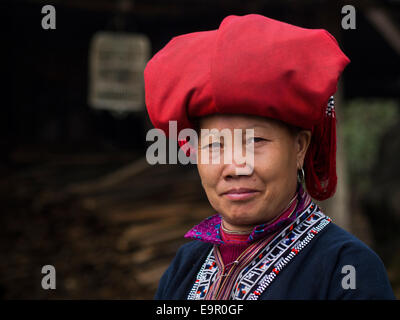 Frau aus roten Dao Minderheit Gruppe tragen traditionelle Kleidung und Kopfbedeckung in der Nähe von Sapa Stadt, Provinz Lao Cai, Vietnam. Stockfoto