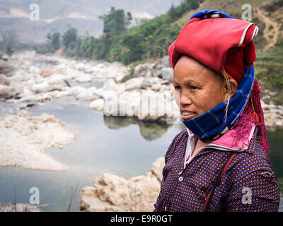 Frau aus roten Dao Minderheit Gruppe tragen traditionelle Kopfbedeckung in der Nähe von Ban Ho Dorf in Sapa Bezirk, Lao Cai, Vietnam. Stockfoto