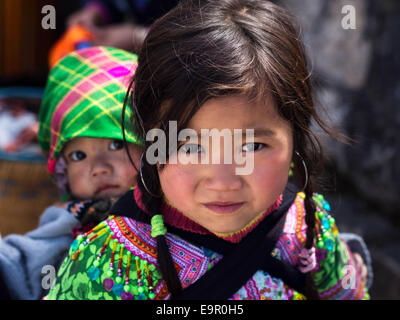 Nicht identifizierte Hmong Mädchen Baby tragen und tragen traditionelle Kleidung in Sapa, Provinz Lao Cai, Vietnam. Stockfoto